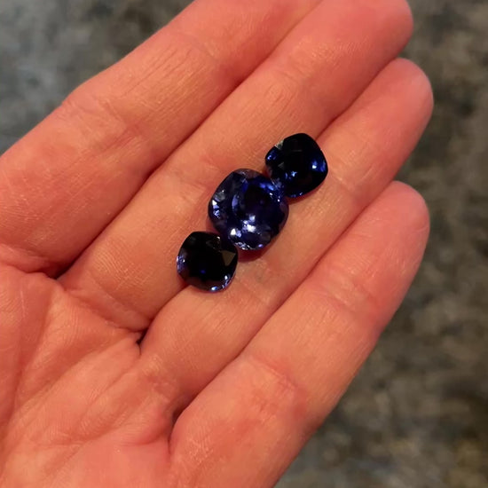 20 carat cushion sapphire and gold ring - video