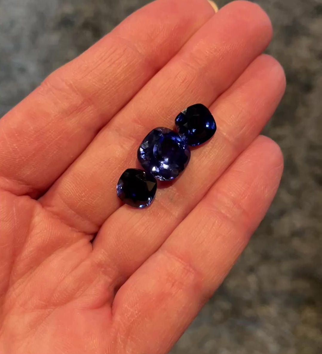 20 carat cushion sapphire and gold ring - video